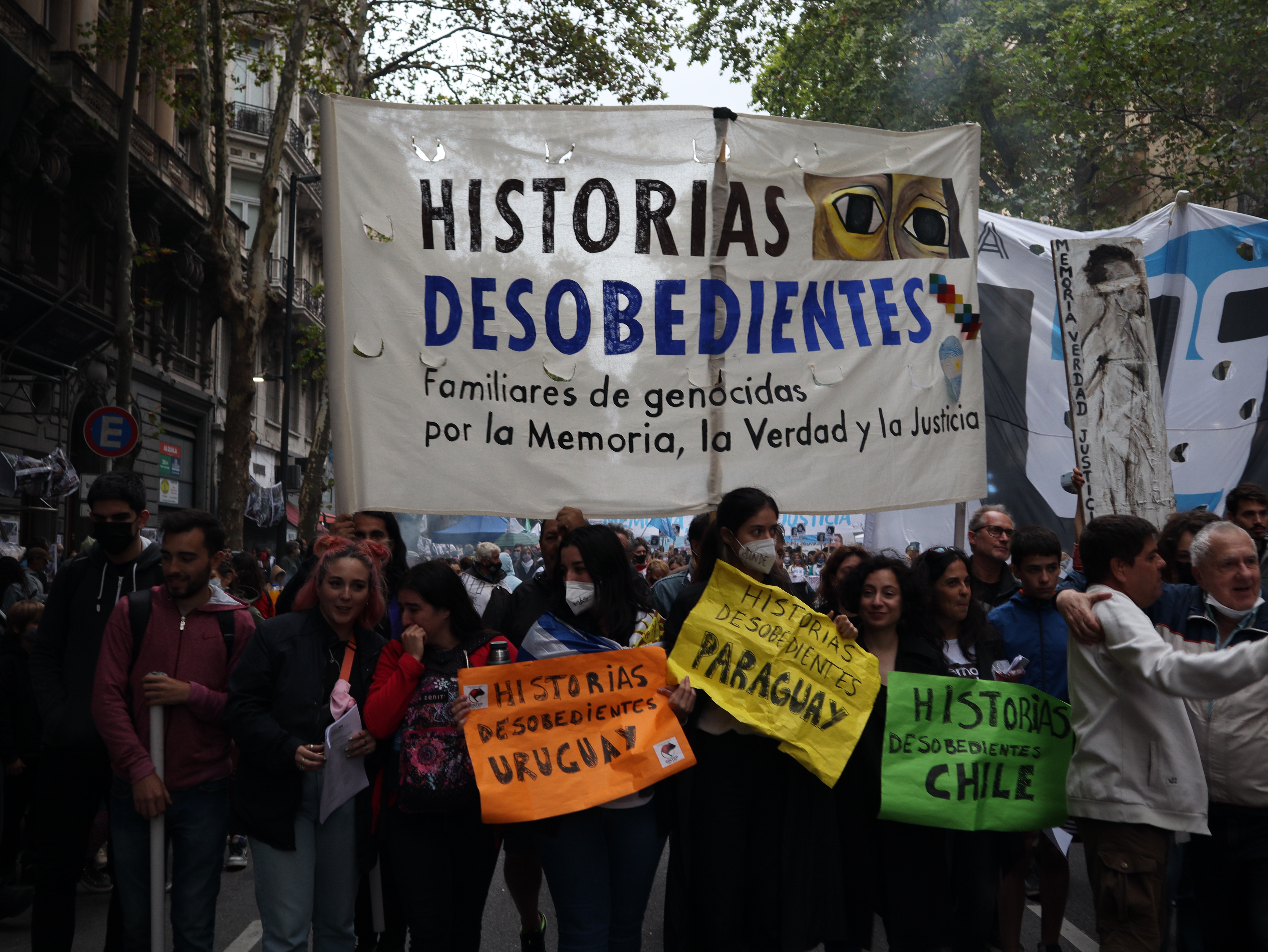 Decenas de miles protestan en Argentina el Día de los Caídos
