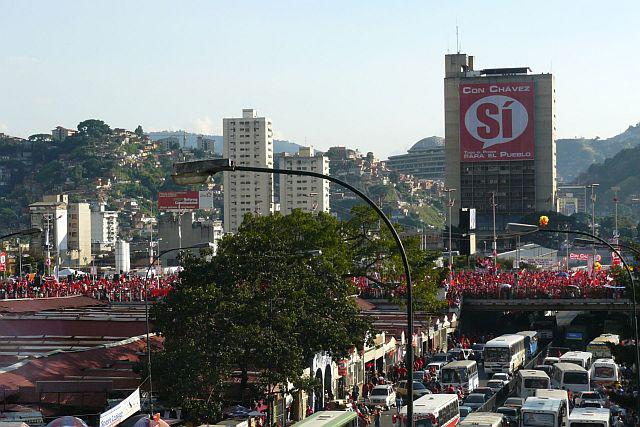 Hunderttausende auf der Avenida Bolívar: "Con Chávez Sí"