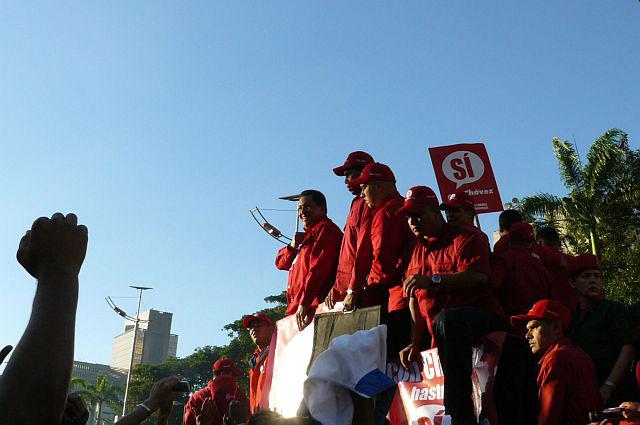 Chávez auf einem offenen LKW auf dem Weg durch die Massen zum Podium