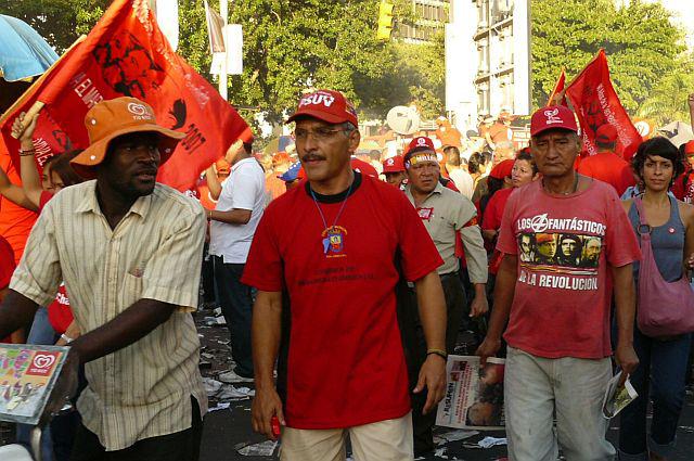 mit T-Shirt "Los 4 fantasticos de la revolución" - Bolivar, Chávez, Ché, Fidel