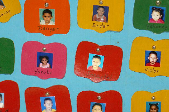 Wand mit Fotos von jedem Kind in der Schule