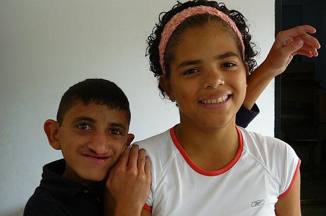 Niño especial - ein behinderter Junge der Vorschule mit einer Freundin