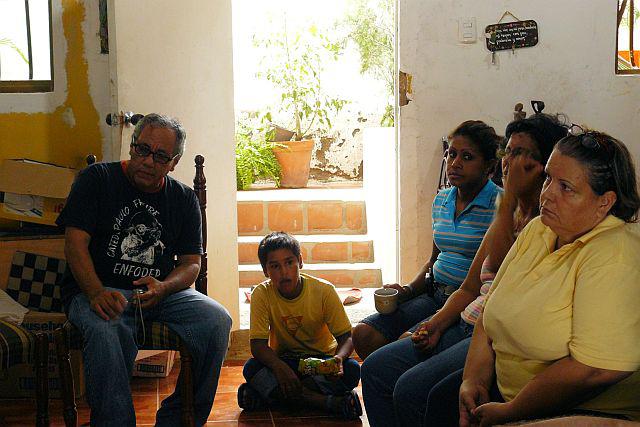 Versammlung im Haus von Rafael Angulo und Ivon Delgado