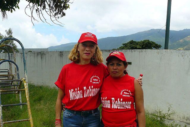 Zwei Lehrerinnen der Misión Robinson bei einer Aktivität der FSUPT