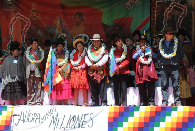 In der Mitte der Tribüne: der Gouverneur von La Paz, Cesar Cocarico, links von ihm Nilda Copa, rechts Nardi Suxo - und Transparent: "Jetzt sind wir Millionen"