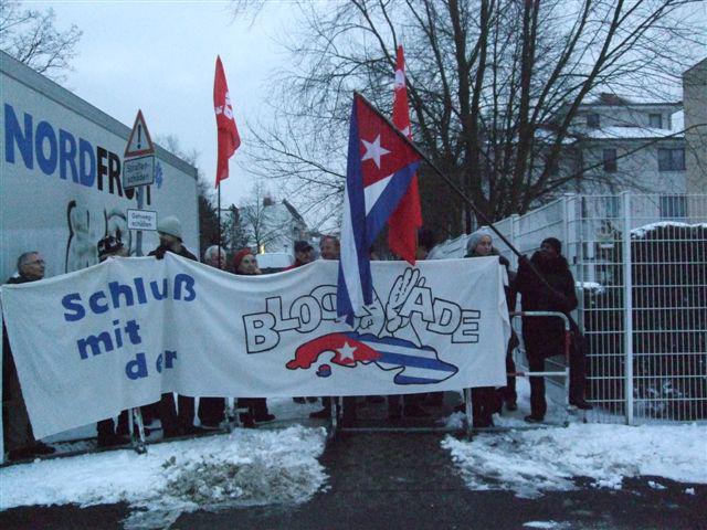 Aktivisten der Kuba-Solidarität mit Transparent und Fahne vor der Botschaft