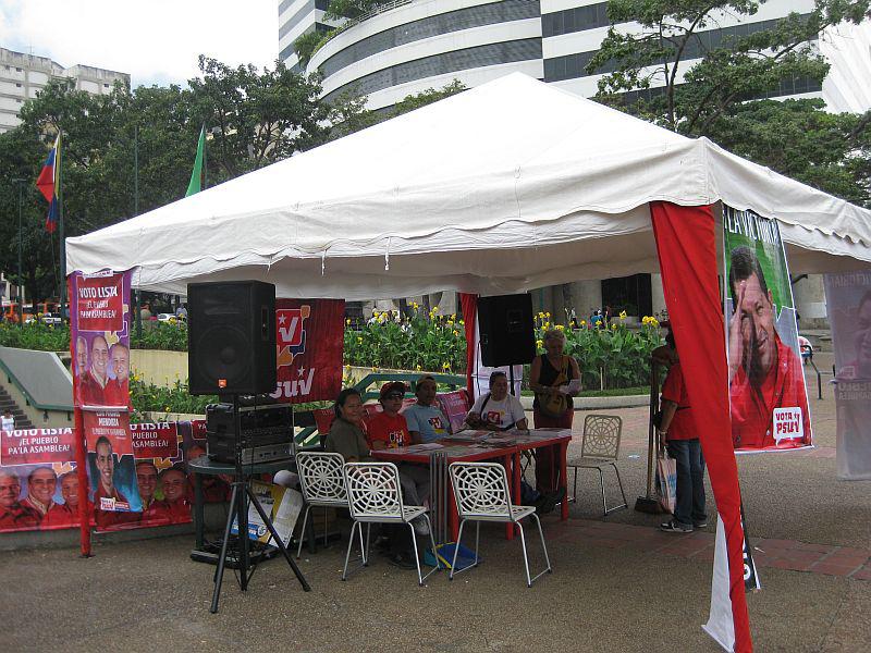 PSUV-Stand auf dem zentralen Platz von Altamira