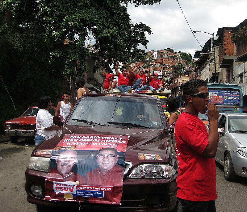 Aktivisten der PSUV fahren mit Lautsprecherwagen durch El Paraiso