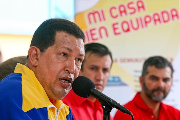 Chávez bei der Vergabe von Landtiteln in Petare, Caracas