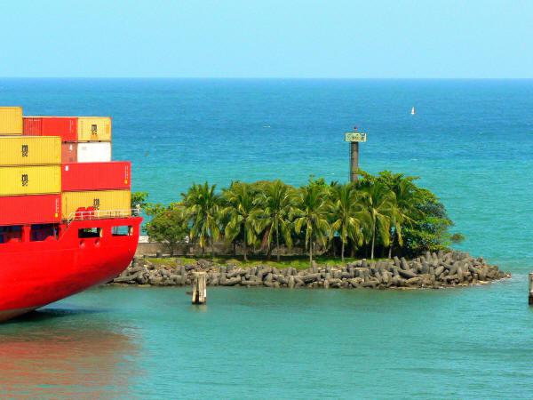 Idyllisch und umkämpft: Hafen von Puerto Limón