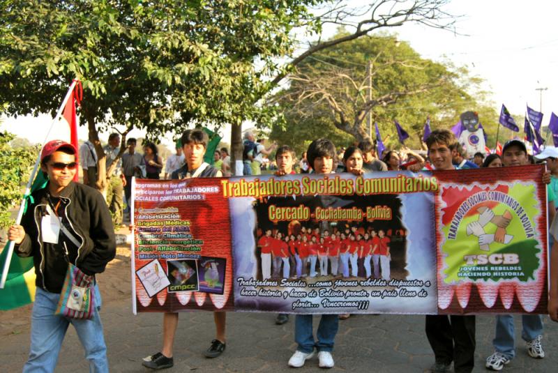 Auch die Organisation der "Trabajadores Sociales Comunitarios" beteiligte sich. Auf ihrem Transparent: ... als rebellische Jugendliche bereit, Geschichte zu machen und Bolivien bald zu einem Land voller Ruhm ... wir werden siegen !!!