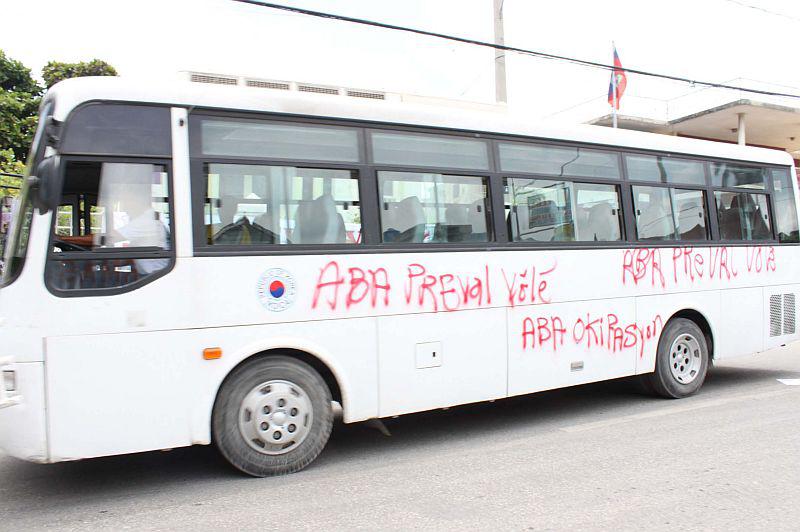 Selbst Busse wurden mit Protestparolen besprüht.