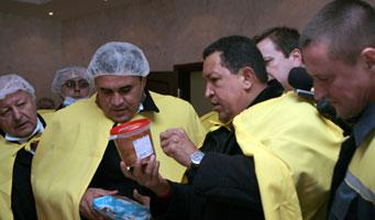 Chávez beim Besuch einer Nahrungsmittelfabrik in Weißrussland
