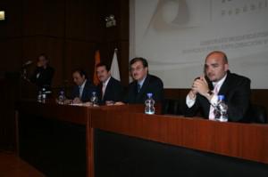 Ressourcenminister Wilson Pástor mit Vertretern der Energiekonzerne