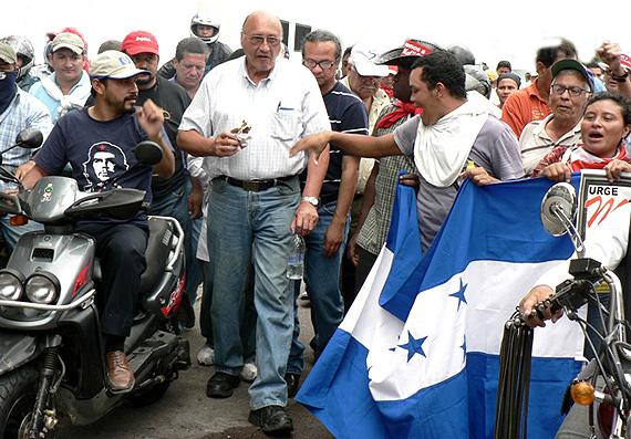 Carlos H. Reyes inmitten von Aktivisten der Demokratiebewegung