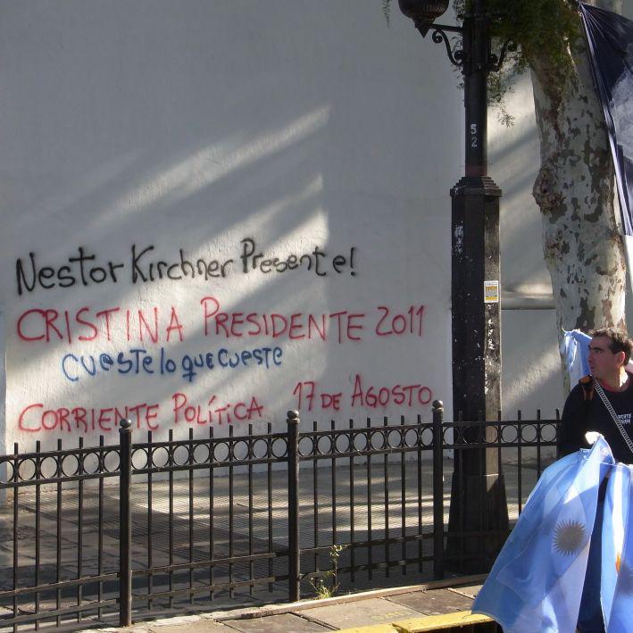 Plaza de Mayo: Graffito fordert Cristina Kirchners Kandidatur für die Wahlen 201