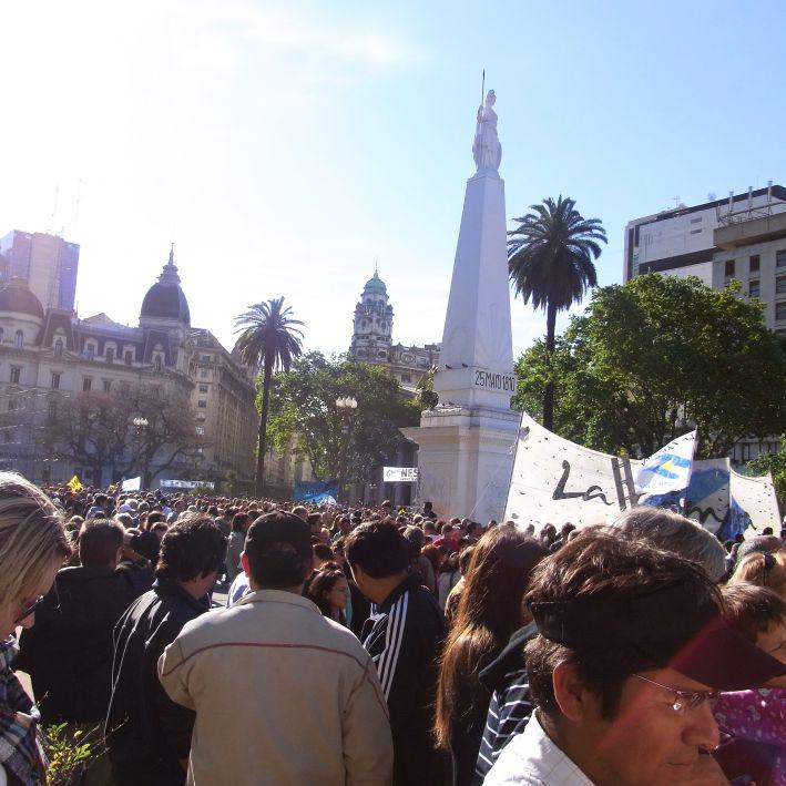 ... strömen die Menschen auf den Plaza de Mayo.