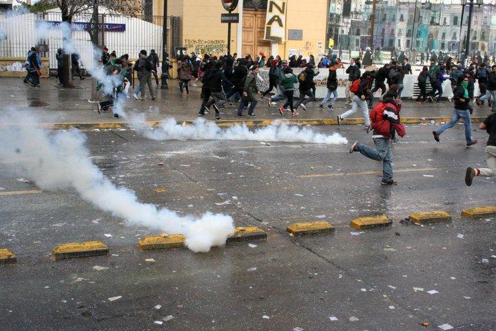 Die Polizei setzt massiv Tränengas gegen die Demonstrierenden ein