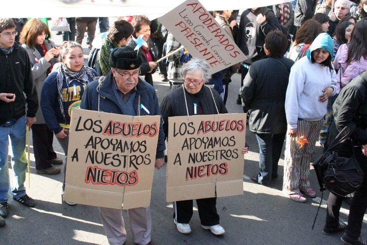 Ältere Demonstranten mit Schildern