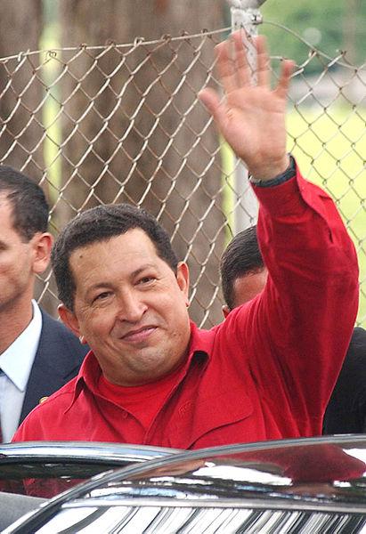 Hugo Chávez winkt in rotem Hemd