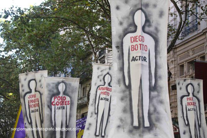 Künstlerische Plakate mit Silhouetten verschwundener Schauspieler