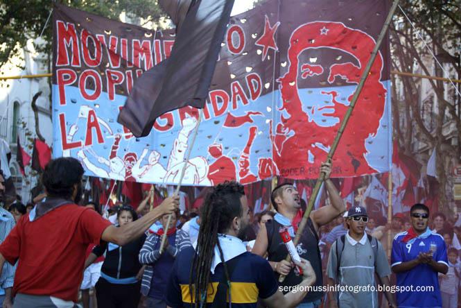Junge Leute von der Volksbewegung Die Würde mit Che-Transparent