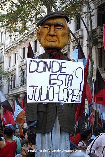 Eine grosse Figur aus Pappmaché mit den Gesichtszügen von Julio Lopez