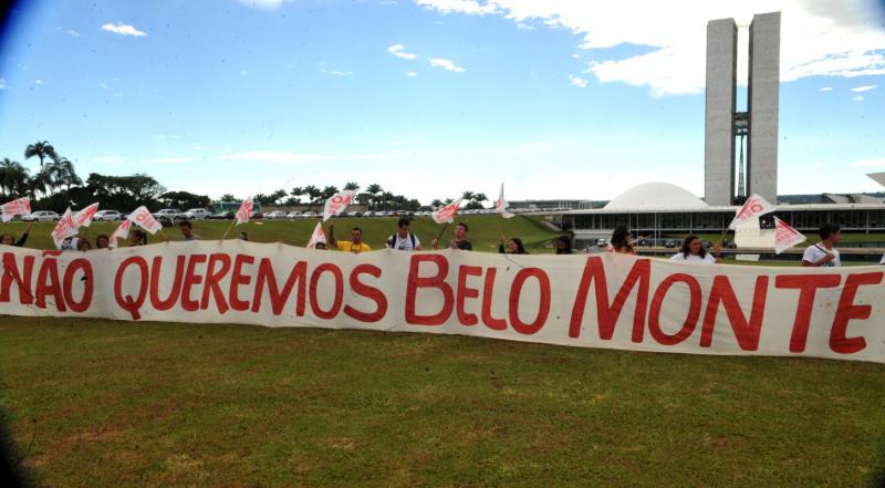 Aktivisten protestieren gegen das Staudammprojekt Belo Monte