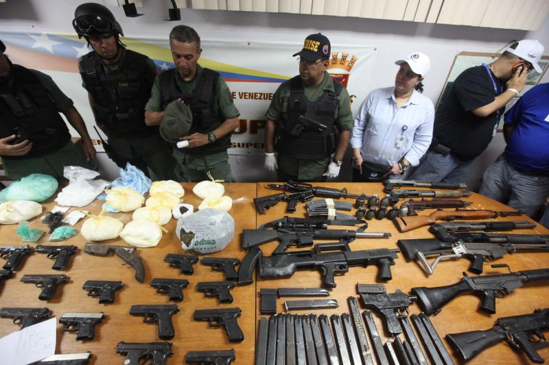 Beschlagnahmte Waffen auf einem Tisch