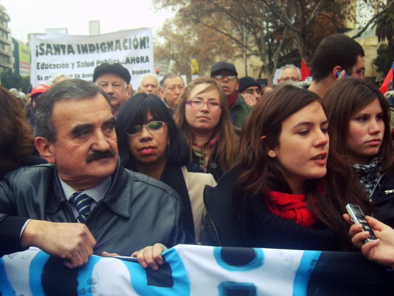 Camila Vallejo (vorne rechts) bei Protesten im Juni