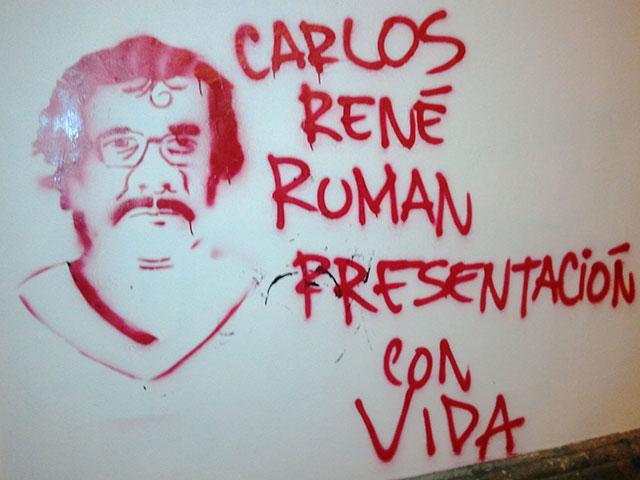 Ein Wandbild fordert die lebendige Rückkehr des entführten Lehrers Carlos René Román Salazar