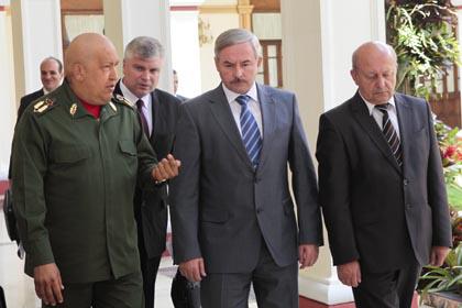 Hugo Chávez und der belarussische Vertreter Viktor Sheiman