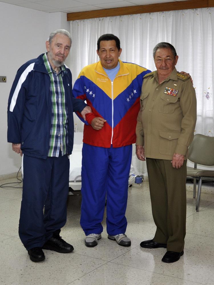 Hugo Chávez mit Fidel und Raúl Castro in Kuba