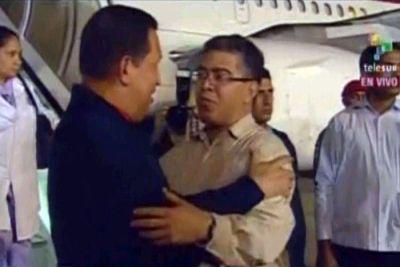 Vizepräsident Elías Jaua begrüßt Chávez auf dem Flughafen von Characas