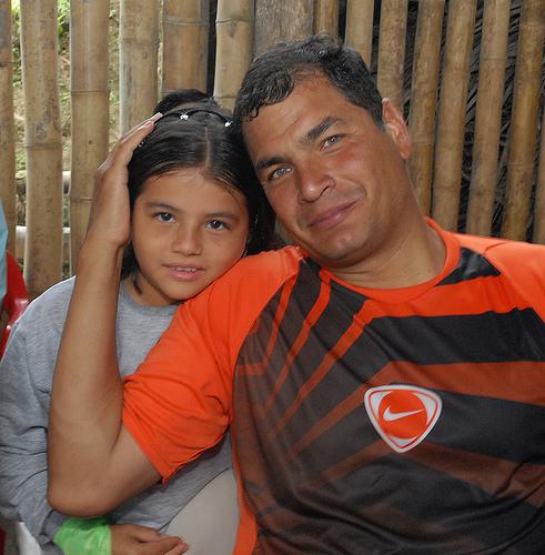 Präsident Rafael Correa mit einem Mädchen in der Gemeinde El Maicito