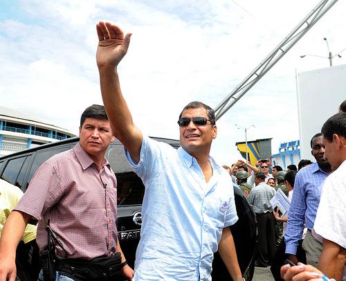 Rafael Correa, hier bei einem Besuch von Krankenstationen