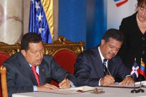 Die Präsidenten der Dominikanischen Republik und Venezuelas, Leonel Fernández und Hugo Chávez, unterzeichnen Verträge