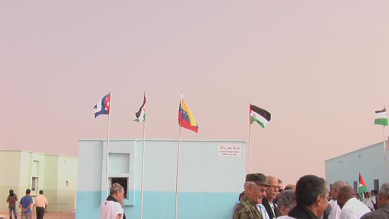Die Flaggen Kubas, Venezuelas und der Demokratischen Arabischen Republik Sahara (DARS) vor Schulgebäuden