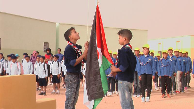 Kinder hissen die sahaurische Flagge