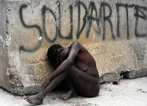 Eine Frau sitzt zusammengekauert vor einer Mauer. Hinter ihr steht auf französisch "Solidarität" geschrieben.

Eingang des Zentralkrankenhauses, Oktober 2010, Port-au-Prince, Haiti