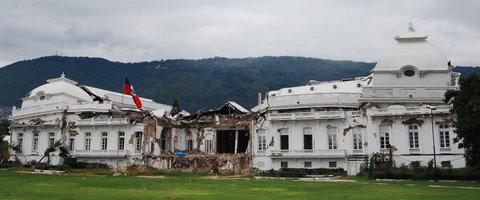Der Nationalpalast, zerstört durch das Erdbeben am 12. Januar 2010.

November 2010, Port-au-Prince, Haiti