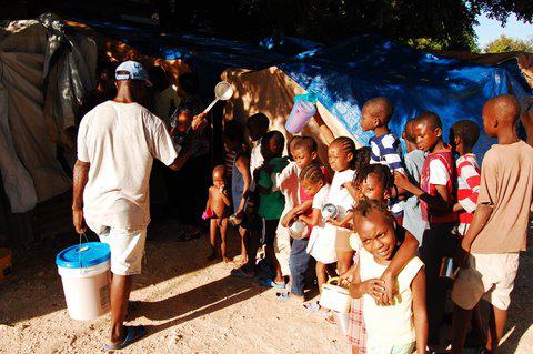 Flüchtlingslager Petion Ville. Jeden Tag warteten Kinder darauf, dass NGOs Lebensmittel verteilten. Eines morgens verschwand die Organisation, was Ungewissheit bei den Menschen hinterließ. Einige riefen: "Wir wollen Arbeit, wir wollen nicht, dass ihr uns Lebensmittel schenkt!"

Oktober 2010, Port-au-Prince, Haiti