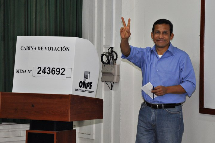 Ollanta Humala bei der Stimmabgabe