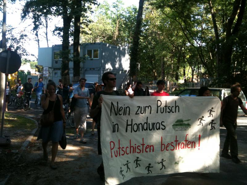 Kundgebung vor dem Sitz der Friedrich-Naumann-Stiftung in Potsdam