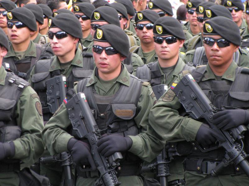 Auch in Venezuela im Einsatz? Einheit der kolumbianischen Nationalpolizei bei einer Militärparade am 20 Juli 2010