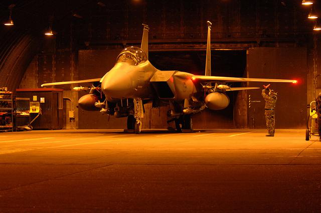 Kampfjet F-15E Strike Eagle vor dem Einsatz in Libyen