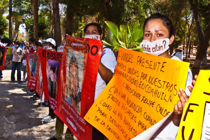 Angehörige Verschwundener fordern Antworten von Präsident Felipe Calderón (Juni 2011)