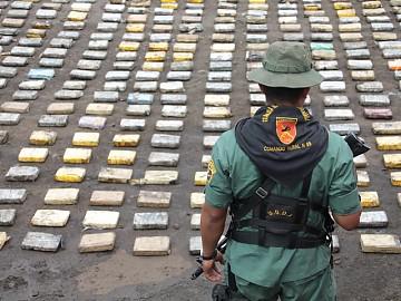 Ein Soldat der Nationalgarde steht vor aufgereihten Kokain-Päckchen