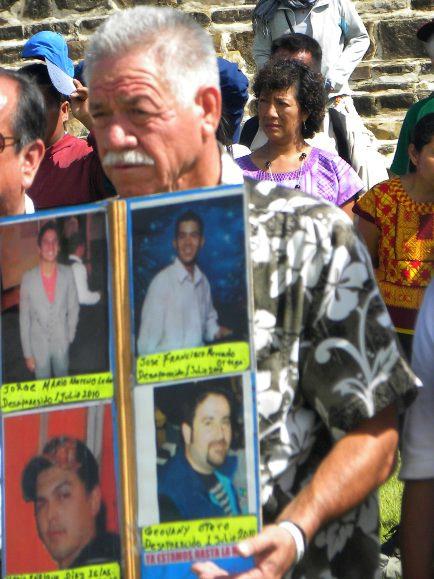 Nepomuceno Moreno mit den Bildern von Verschwundenen (Monte Alban, Oaxaca, September 2011)