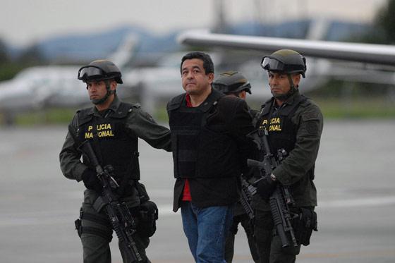 Joaquín Pérez Becerra bei der Auslieferung an die kolumbianischen Behörden im April